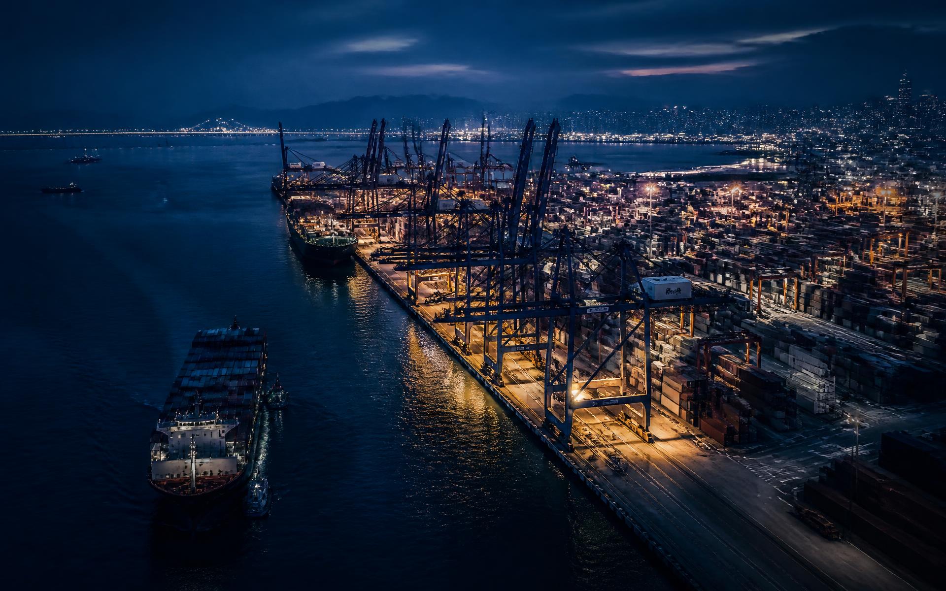 Porto de contêineres ao anoitecer